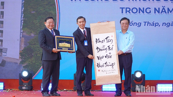 Đồng chí Lê Minh Hoan, Phó Chủ tịch Quốc hội tặng quà lưu niệm cho Trường đại học Đồng Tháp. (Ảnh: HỮU NGHĨA)