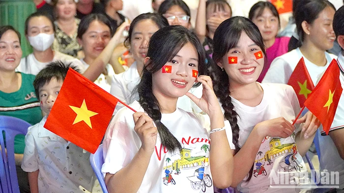 Nhiều bạn trẻ Đồng Tháp chung vui ngày lễ kỷ niệm. (Ảnh: HỮU NGHĨA)