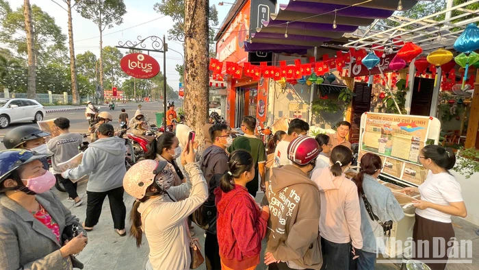 Bạn đọc tại tỉnh Đồng Tháp xếp hàng nhận phụ san tại quán Lotus Coffee. (Ảnh: Bạn đọc cung cấp)