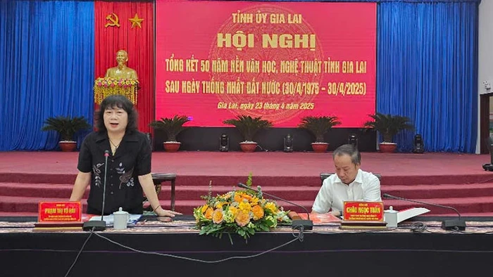 Các đồng chí chủ trì hội nghị.