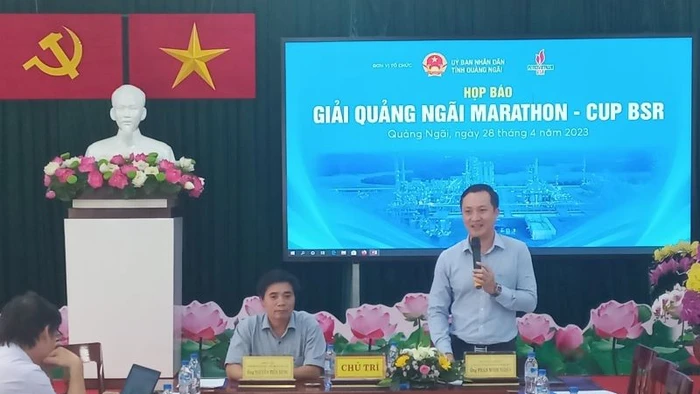 Lãnh đạo Công ty cổ phần lọc hóa dầu Bình Sơn giải đáp các câu hỏi của phóng viên tại cuộc họp báo.