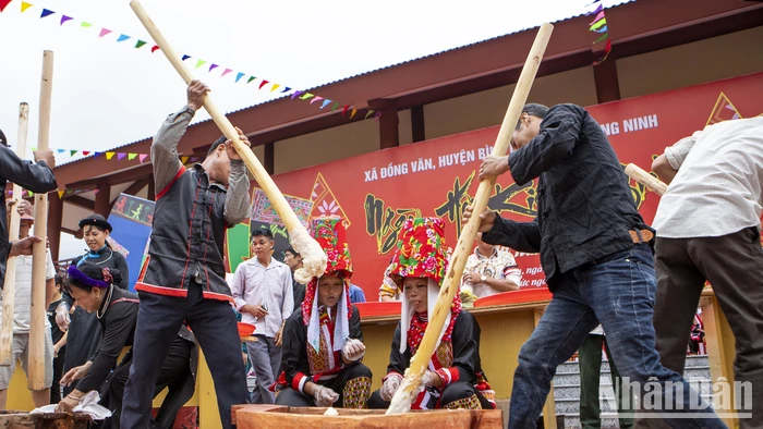 Người dân tham gia thi giã bánh dày - một hoạt động truyền thống trong ngày hội Kiêng gió.