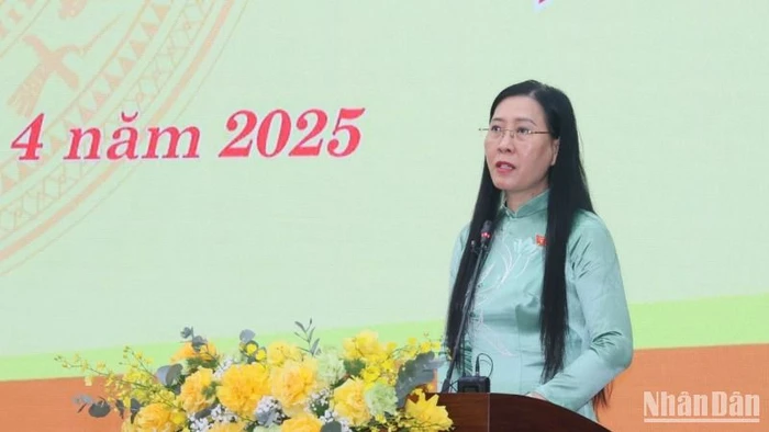 Đồng chí Bùi Thị Quỳnh Vân, Ủy viên Trung ương Đảng, Bí thư Tỉnh ủy, Chủ tịch Hội đồng nhân dân tỉnh Quảng Ngãi phát biểu tại kỳ họp.