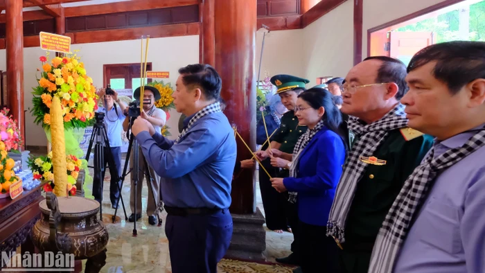 Đồng chí Nguyễn Trọng Nghĩa cùng các thành viên trong đoàn dâng hương tại Khu di tích lịch sử quốc gia đặc biệt Căn cứ Bộ Chỉ huy Quân giải phóng miền nam Việt Nam.