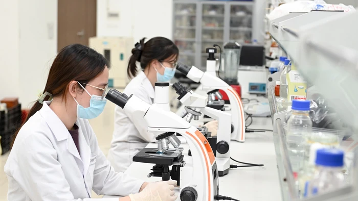 Việt Nam cần chú trọng đầu tư vào các hoạt động nghiên cứu và ứng dụng để thúc đẩy công nghệ sinh học phát triển. Trong ảnh: Nghiên cứu các chủng vi sinh vật có hoạt tính sinh học cao phục vụ sản xuất sản phẩm cho nông nghiệp trong phòng thí nghiệm của Tập đoàn Sinh học AQ. Ảnh: THẾ ĐẠI 