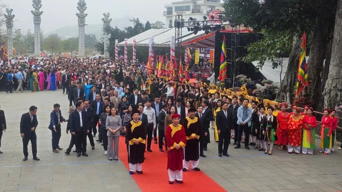 Phó Chủ tịch nước Võ Thị Ánh Xuân và lãnh đạo địa phương dự lễ.