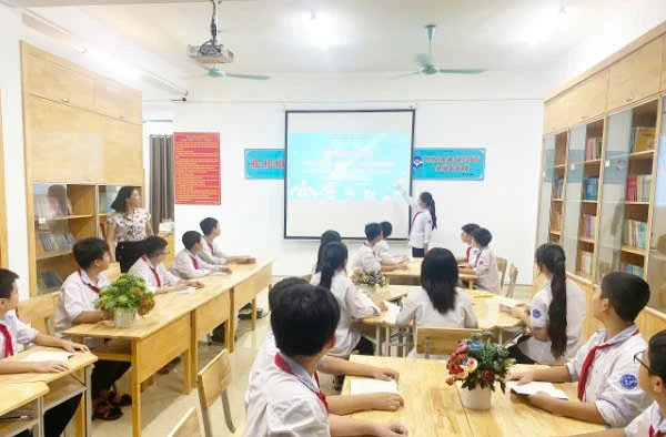 Buổi tự học tại thư viện Trường trung học cơ sở Vĩnh Tường.