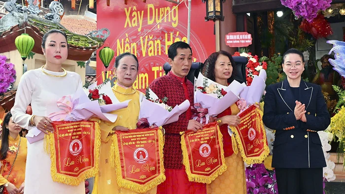 Lãnh đạo thành phố Tuyên Quang tặng hoa, cờ lưu niệm cho các thủ nhang, nghệ nhân, thanh đồng tham gia trình diễn.