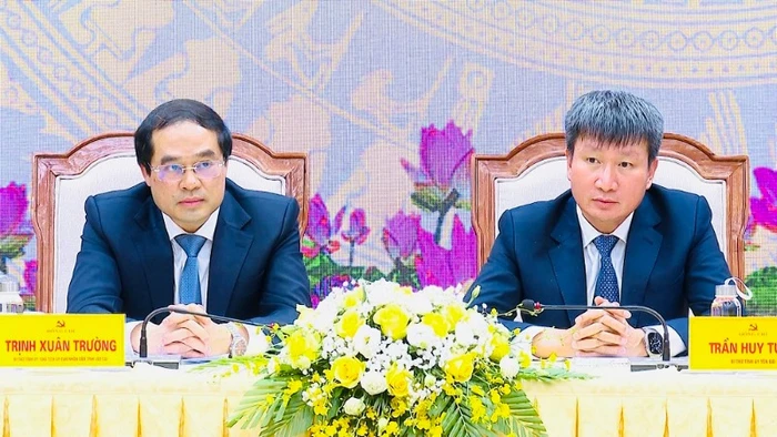 Bí thư Tỉnh ủy Lào Cai và Bí thư Tỉnh ủy Yên Bái chủ trì buổi làm việc. (Ảnh: THANH SƠN) 