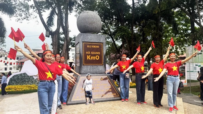 Du khách check-in tại Km0, thành phố Hà Giang.
