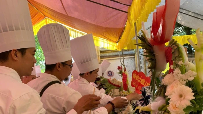 Đông đảo đầu bếp cả nước hướng về ngày lễ dâng hương hằng năm tưởng nhớ Hoàng tử Lang Liêu, người đã sáng tạo ra bánh chưng, bánh giầy.