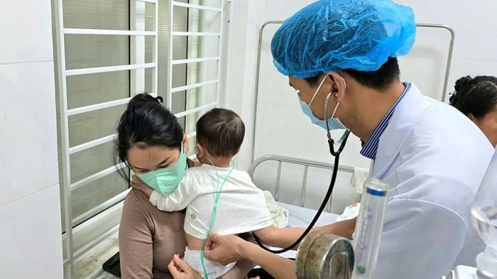 Bác sĩ Khoa Bệnh Nhiệt đới (Bệnh viện Sản-Nhi Nghệ An) khám cho bệnh nhi mắc sởi.