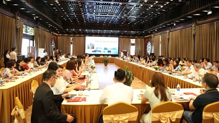 Các đại biểu dự tọa đàm.