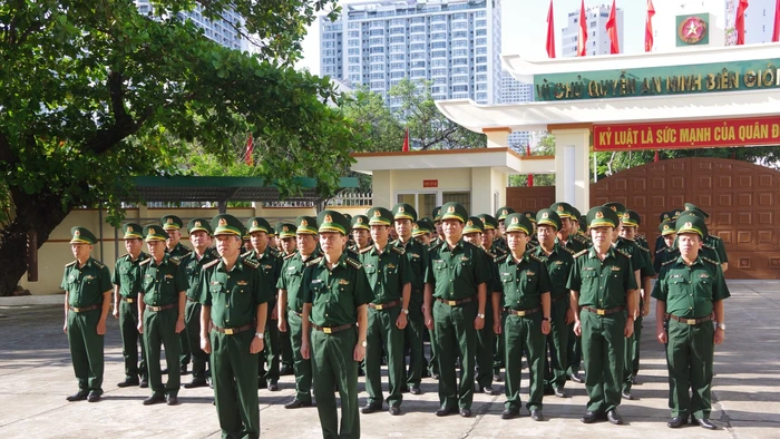 Trang trọng lễ dâng hoa, dâng hương trước Tượng đài Bác Hồ với chiến sĩ Biên phòng tại Bộ Chỉ huy bộ đội biên phòng tỉnh Khánh Hòa.