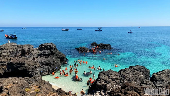 Du khách thư giãn giữa thiên nhiên tuyệt đẹp ở đảo An Bình (đảo Bé).