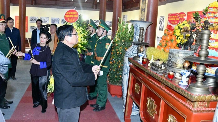 Thủ tướng Phạm Minh Chính dâng hương tại Nhà tưởng niệm Chủ tịch Hồ Chí Minh ở Khu di tích Quốc gia đặc biệt địa điểm chiến thắng Biên giới năm 1950. (Ảnh: THANH GIANG)
