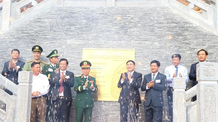 Các đồng chí lãnh đạo tỉnh Điện Biên và lãnh đạo Trung ương cùng cán bộ, nhân dân tỉnh Điện Biên thực hiện nghi thức gắn biển công trình Cột cờ A Pa Chải tại xã Sín Thầu, huyện Mường Nhé, tỉnh Điện Biên.