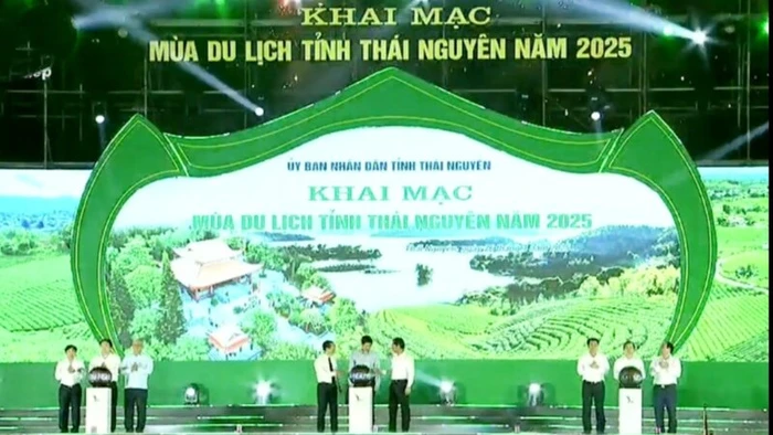 Lãnh đạo Bộ Văn hóa-Thể thao và Du lịch, tỉnh thực hiện nghi thức khai mạc mùa du lịch Thái Nguyên năm 2025.