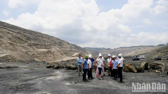 Các chuyên gia UNESCO thẩm định các giá trị địa tầng tại vùng trũng Na Dương, huyện Lộc Bình, tỉnh Lạng Sơn.