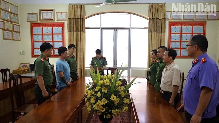 Cơ quan điều tra Công an tỉnh Lạng Sơn ra Lệnh giữ người trong trường hợp khẩn cấp đối với đối tượng Lê Việt Hùng về hành vi Cưỡng đoạt tài sản. (Ảnh do Công an tỉnh Lạng Sơn cung cấp) 