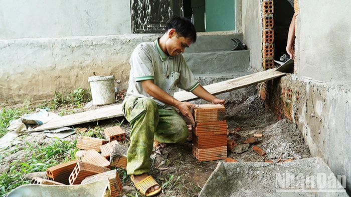Sau khi hòa nhập cộng đồng, A Kai tích cực làm thêm công việc để kiếm thêm thu nhập cho gia đình.