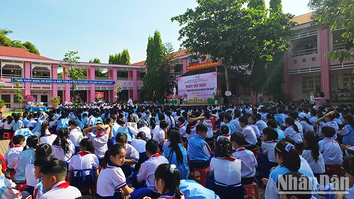 Đông đảo các em học sinh tham gia ngày hội sách.