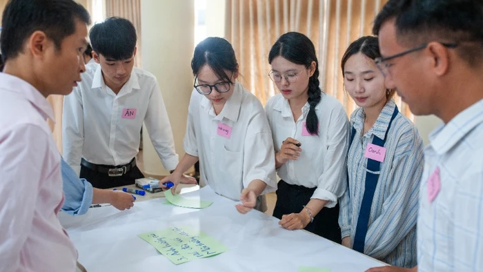 Các nhóm thanh niên thảo luận tại hội thảo.