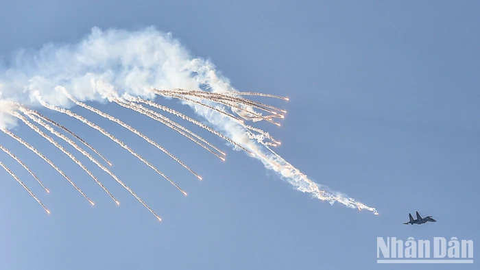 Su-30MK2 thả bẫy nhiệt trên bầu trời.