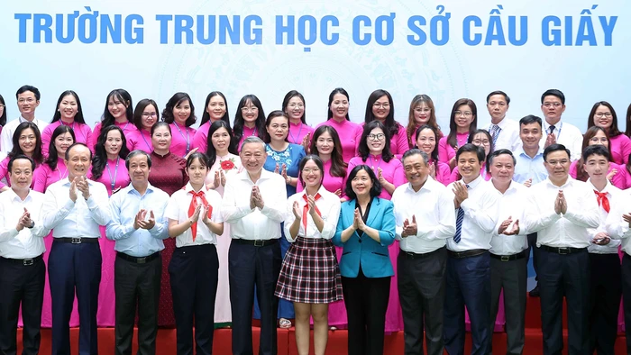 Tổng Bí thư Tô Lâm và đại biểu với cán bộ, giáo viên, học sinh Trường THCS Cầu Giấy, quận Cầu Giấy.