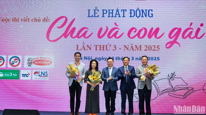 Nhà báo Lê Quốc Minh, Ủy viên Trung ương Đảng, Tổng Biên tập Báo Nhân Dân, Phó Trưởng Ban Tuyên giáo và Dân vận Trung ương, Chủ tịch Hội Nhà báo Việt Nam tặng hoa cho các giám khảo Cuộc thi.