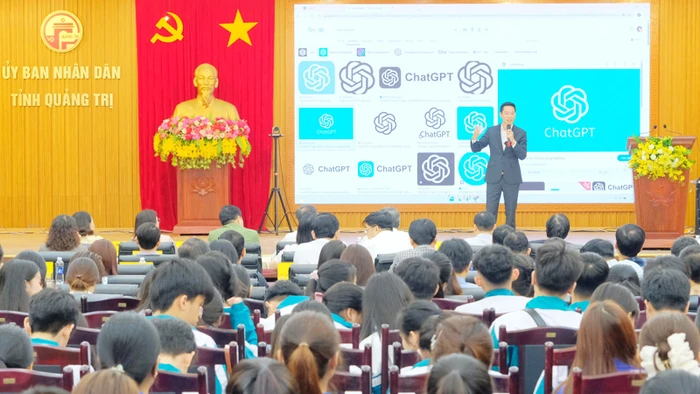 Chuyên gia Trần Khánh Tư đang truyền đạt chuyên đề nâng cao nhận thức AI và Chat GPT.