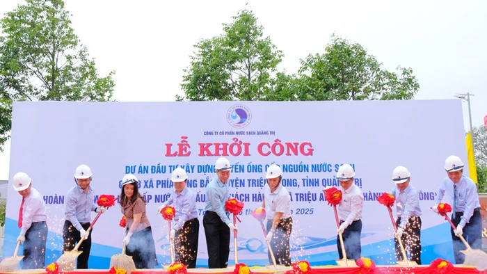 Lãnh đạo tỉnh Quảng Trị và các đại biểu đã thực hiện nghi thức khởi công dự án.