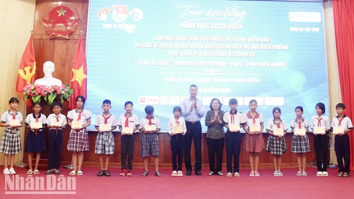 Nguyên Phó Chủ tịch nước Trương Mỹ Hoa và lãnh đạo tỉnh Kiên Giang trao học bổng Vừ A Dính cho học sinh dân tộc thiểu số có hoàn cảnh khó khăn trên địa bàn tỉnh Kiên Giang