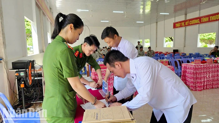 Cán bộ Trại giam Kênh 7 làm thủ tục cho người được đặc xá trước khi trở về tái hoà nhập cộng đồng. (Ảnh: VĂN VŨ)