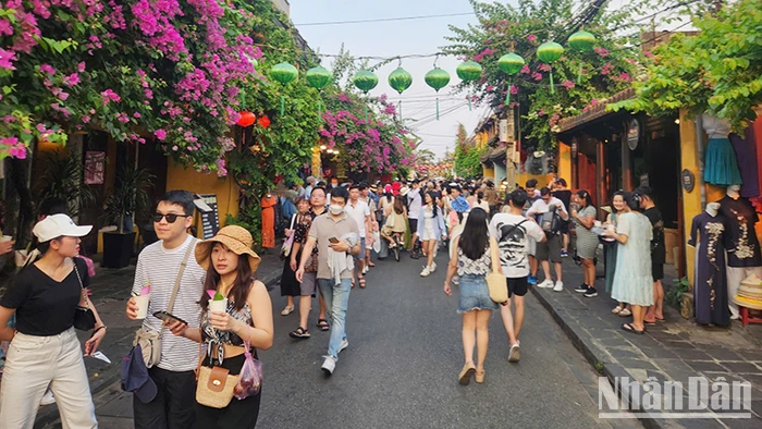 Hội An là điểm đến ghi nhận đông đảo lượng khách tham quan, trải nghiệm trong kỳ nghỉ lễ 30/4 và 1/5.