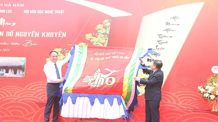 Thực hiện nghi thức kéo Cờ Thơ.