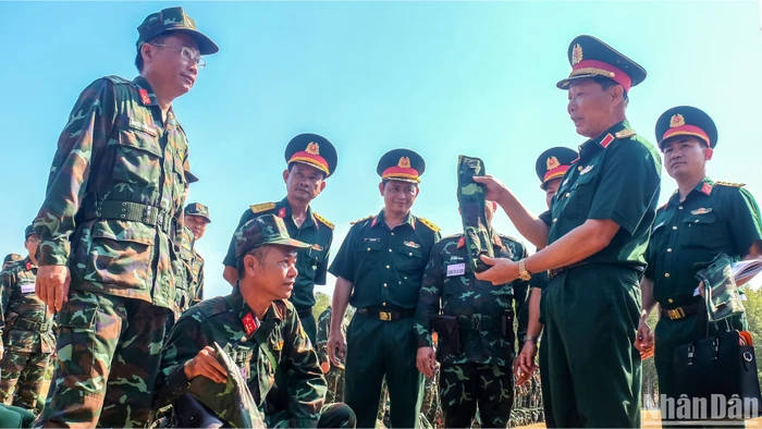 Thiếu tướng Huỳnh Chiến Công, Phó Tham mưu trưởng Quân khu 9 kiểm tra công tác sẵn sàng chiến đấu tại Sư đoàn 330, Quân khu 9.