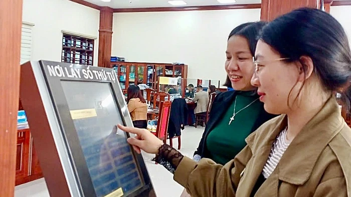 Người dân thực hiện thủ tục hành chính tại Trung tâm Phục vụ hành chính công, xúc tiến đầu tư và hỗ trợ doanh nghiệp tỉnh Nam Định. (Ảnh tư liệu: KHÁNH DŨNG)