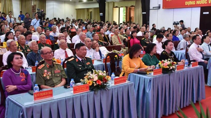 Đại biểu tỉnh Bến Tre tham dự Lễ kỷ niệm 50 năm Ngày Giải phóng miền nam. (Ảnh: HOÀNG TRUNG)