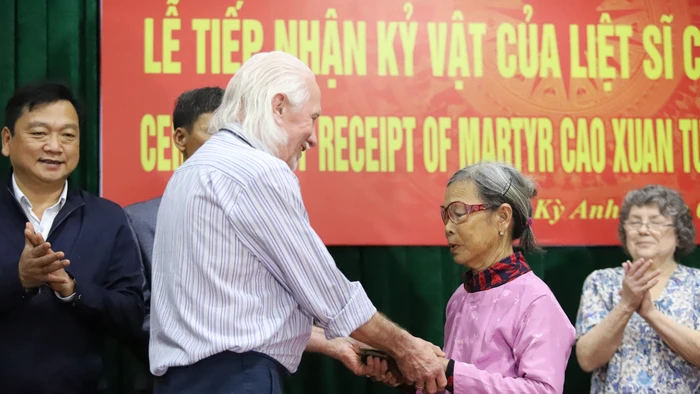 Ông Peter Mathews gặp gỡ thân nhân Liệt sĩ Cao Văn Tuất.