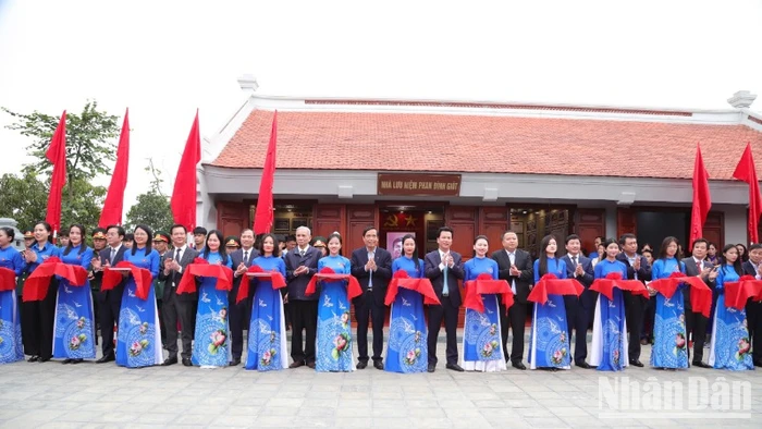 Các đồng chí đại diện lãnh đạo các cơ quan trung ương, địa phương thực hiện nghi lễ cắt băng khánh thành nhà tưởng niệm Anh hùng Phan Đình Giót.
