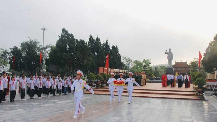 Lễ thượng cờ trên đảo Cô Tô trong sáng ngày 30/4.