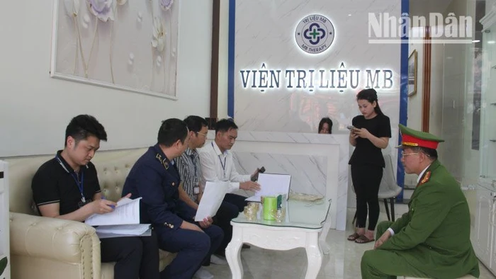 Cơ sở số 99G đường Tô Hiệu "Viện trị liệu MB", thành phố Sơn La không có giấy phép hoạt động đã được yêu cầu đóng cửa, gỡ biển và xử phạt 7,5 triệu đồng. (Ảnh: LAM GIANG)