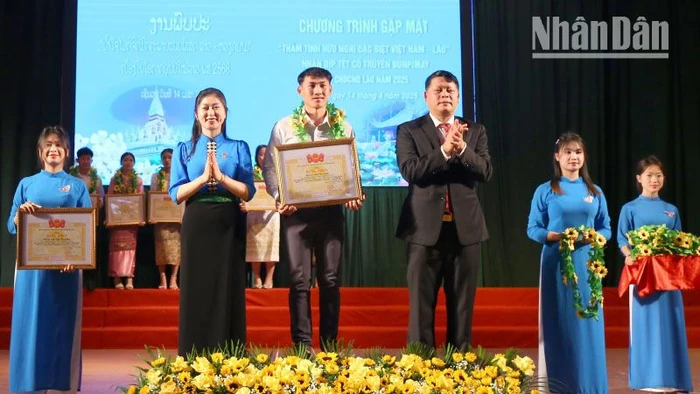 Nhân dịp này, Tỉnh đoàn Sơn La đã tặng Bằng khen và tuyên dương các lưu học sinh Lào tiêu biểu.