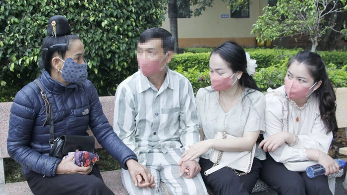 Ngay từ sáng sớm, gia đình và người thân của các phạm nhân được đặc xá đã có mặt để chứng kiến khoảnh khắc xúc động này.
