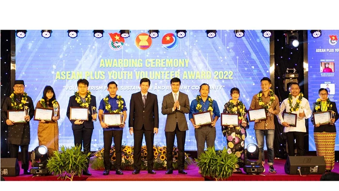 Các tập thể, cá nhân nhận giải thưởng.