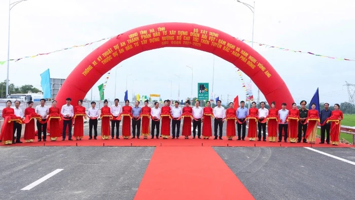 Phó Thủ tướng Trần Hồng Hà cùng đại diện lãnh đạo các đơn vị, địa phương thực hiện nghi thức thông xe kỹ thuật tuyến cao tốc bắc-nam đoạn qua Hà Tĩnh.