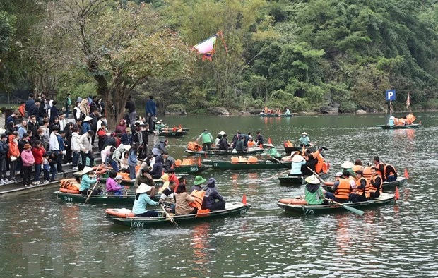 Du khách thăm quan Khu du lịch sinh sinh thái Tràng An những ngày đầu năm mới. (Ảnh: Đức Phương/TTXVN)