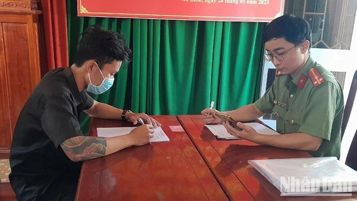 Ông N.T.B.D. làm việc với cơ quan chức năng.