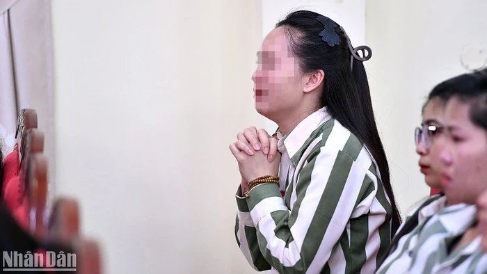 T.T.Y, nữ phạm nhân òa khóc khi nhìn thấy hình ảnh của bố mẹ trên màn hình lớn tại hội trường trại giam Quyết Tiến. 